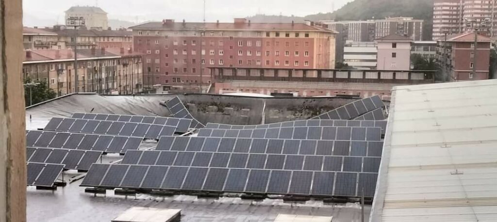 Colapso de sistema de paneles solares en cubierta de polideportivo en España